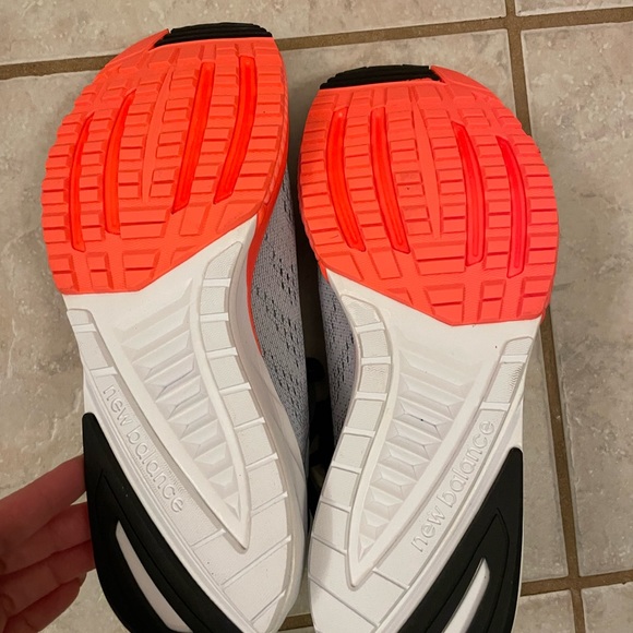 NIB New Balance Fuel Cell running shoes. - Picture 4 of 5